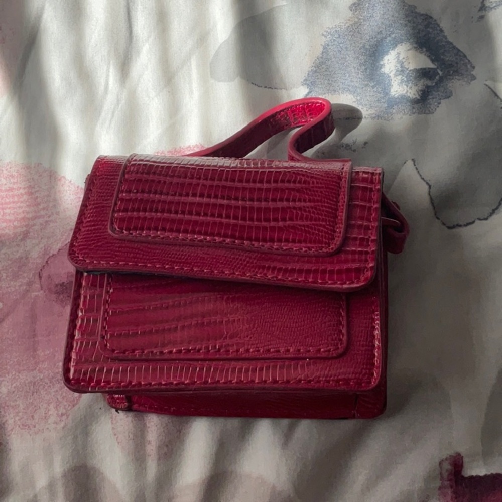 Elegant Red Crocodile-Embossed Women's Bag